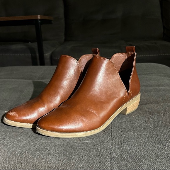 Universal Threads Short Brown Boots - Picture 1 of 6